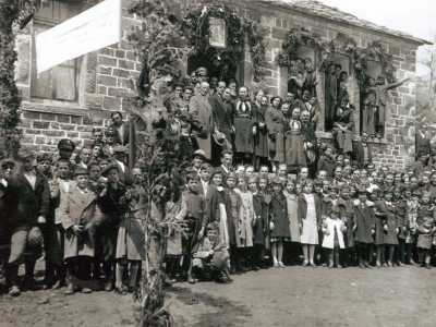 Fshatarët dhe nxënësit e shkollës në festën kombëtare të Pavarsisë